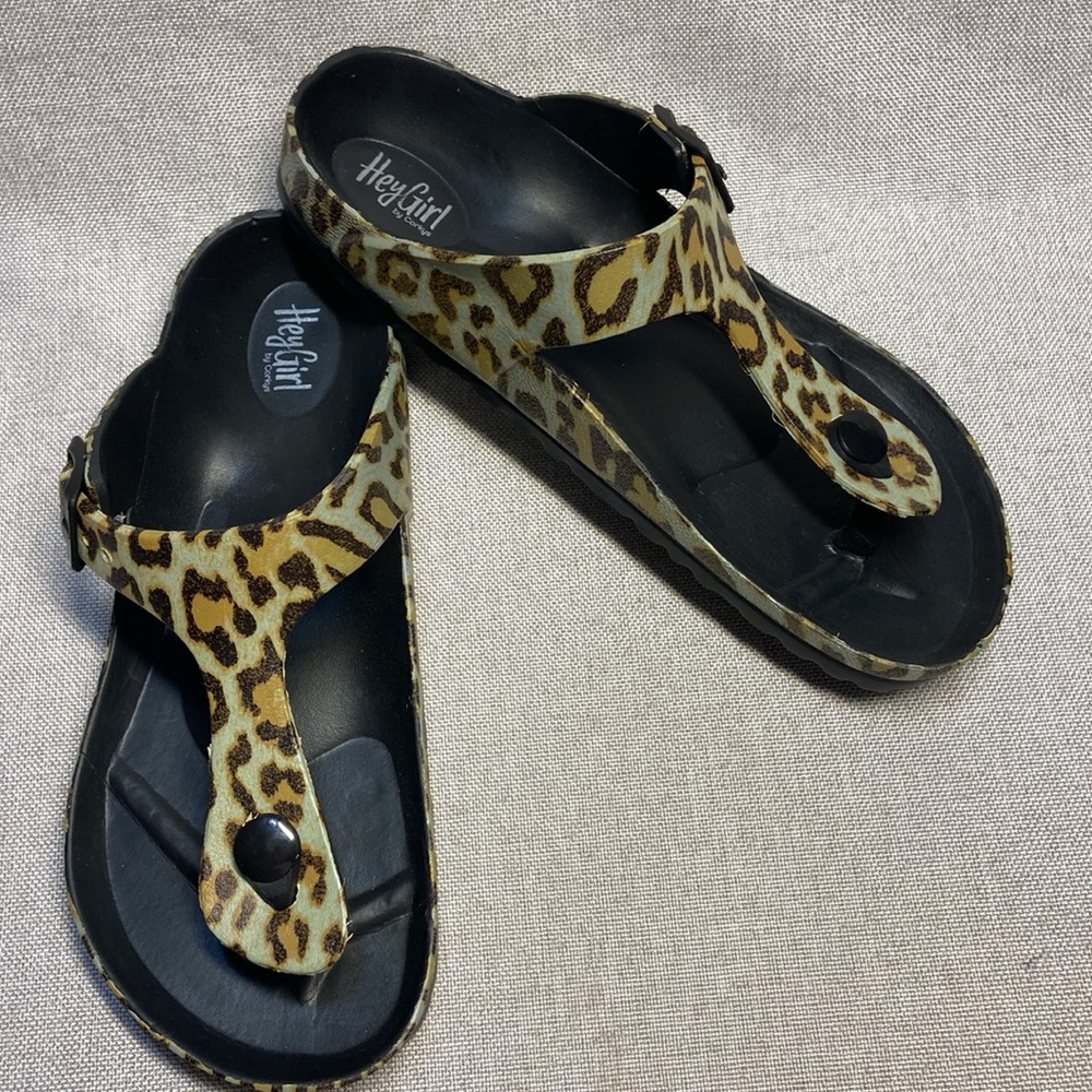 Hey Girl by Corkys Jet Ski Slip-On Waterproof
Toe Strap Sandal. Size 6-6,5.